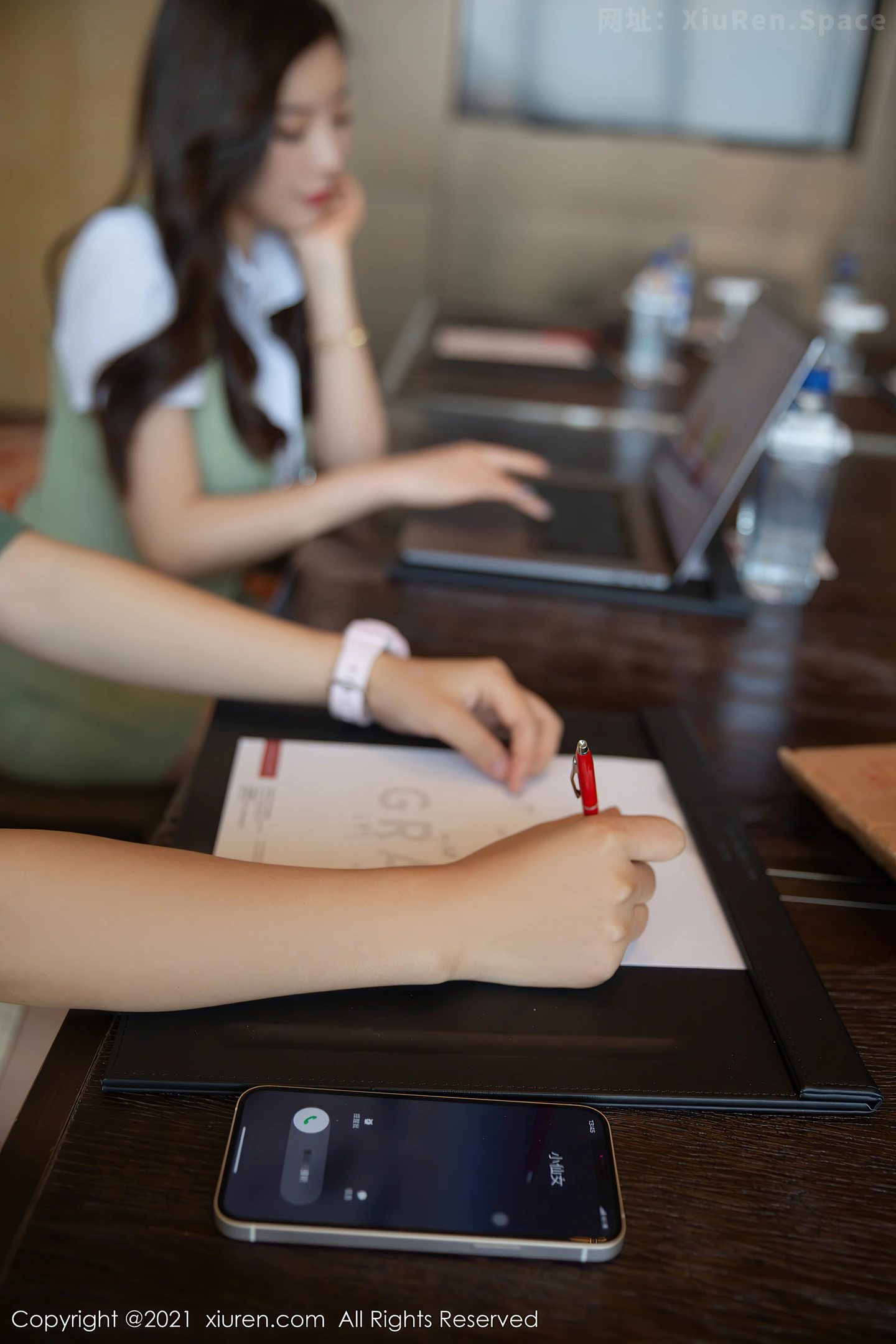 图片[5]-[XiuRen秀人网]VOL.4162 女神杨晨晨Yome私房OL秘书制服半脱露无内肉丝极致诱惑写真88P-秀人网官方网站